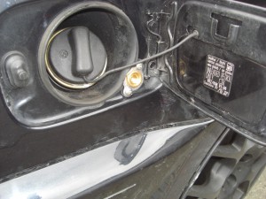 Autogas-Umruestung-LPG-Frontgas-BMW-323-Cabrio-E46-Tankstutzen-1024x768