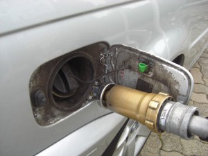 Autogas-Umruestung-LPG-Frontgas-BMW-330-Coupe-E46-Tankstutzen-1024x768