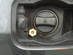 Autogas-Umruestung-LPG-Frontgas-BMW-545-E60-Tankstutzen-1024x768