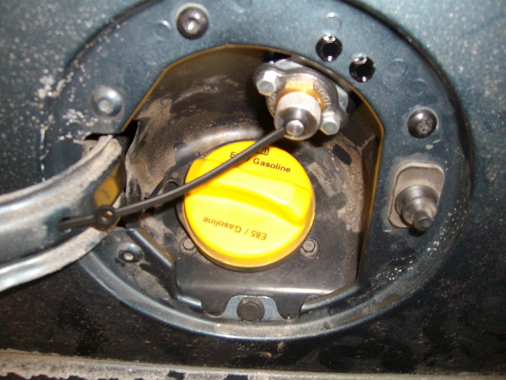 Autogas-Umruestung-LPG-Frontgas-Chevrolet-Suburban-Tankstutzen-1024x768