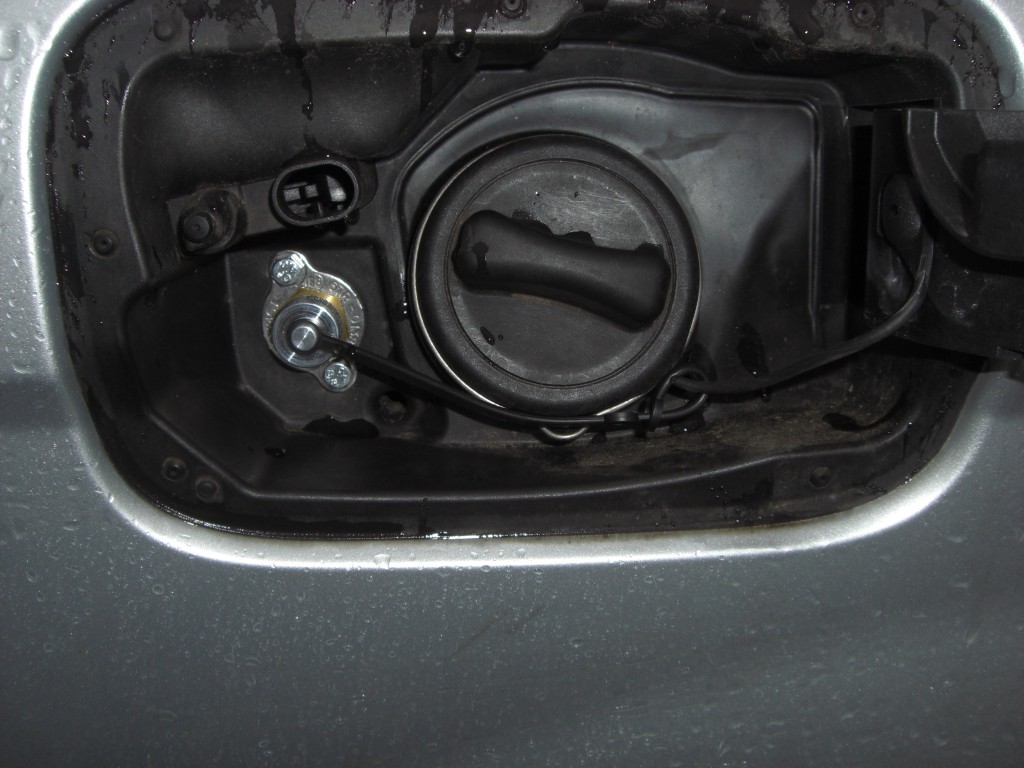 Autogas-Umruestung-LPG-Frontgas-Mercedes-C200-T-Tankstutzen-1024x768