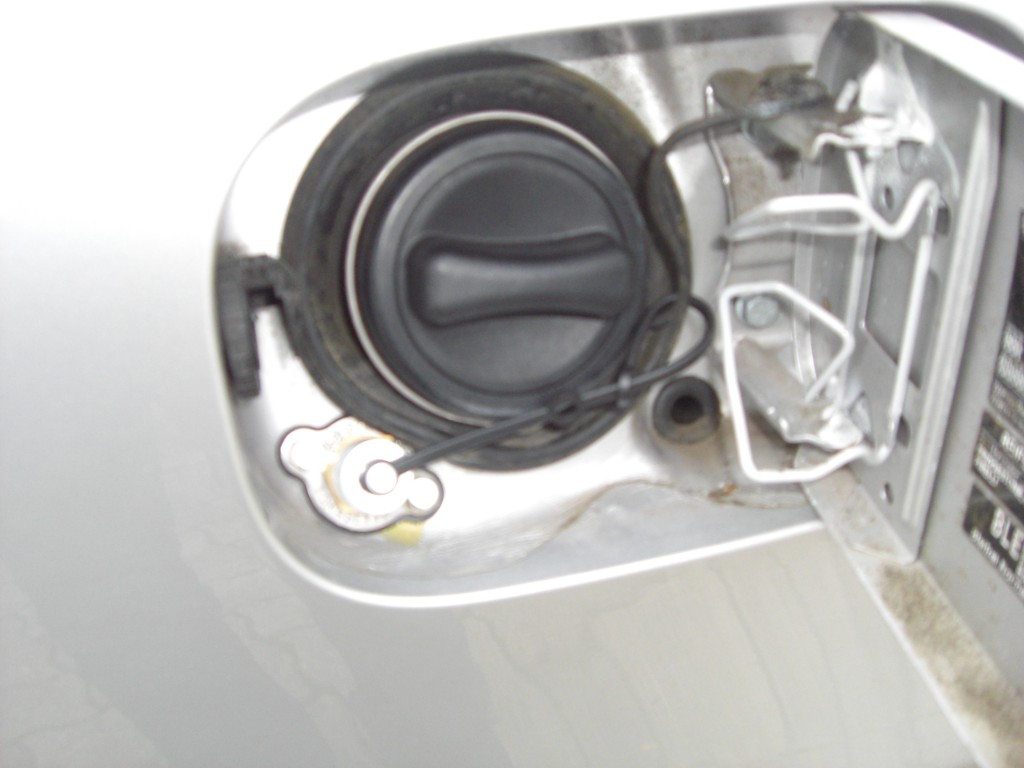 Autogas-Umruestung-LPG-Frontgas-Mercedes-C200K-W203-Tankstutzen-1024x768