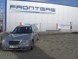 Autogas-Umruestung-LPG-Frontgas-Mercedes-E320-W210-Hauptbild-1024x768