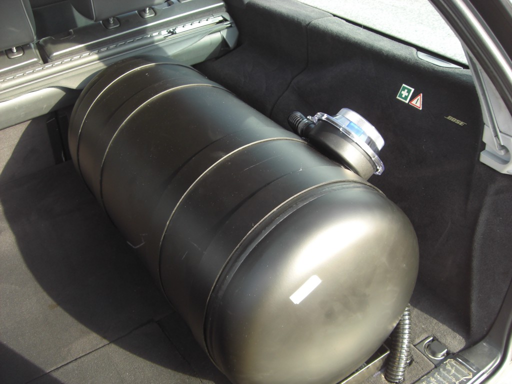Autogas-Umruestung-LPG-Frontgas-Mercedes-E320-W210-Tank-1024x768