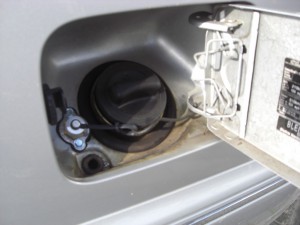 Autogas-Umruestung-LPG-Frontgas-Mercedes-E320-W210-Tankstutzen-1024x768