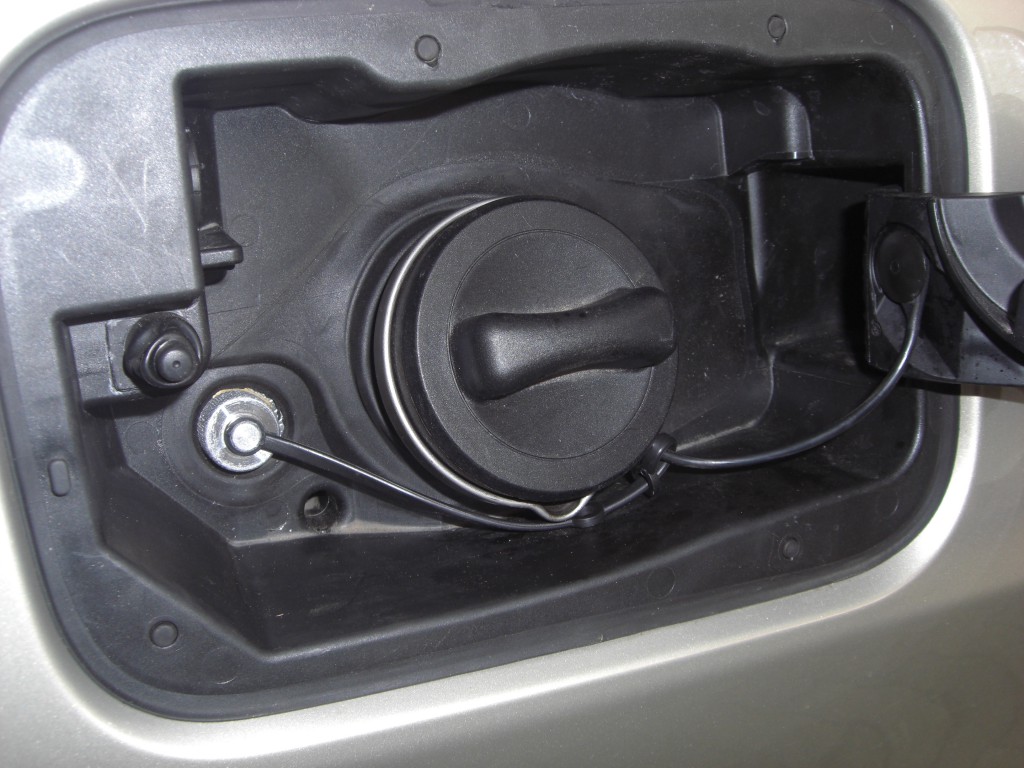 Autogas-Umruestung-LPG-Frontgas-Mercedes-E350-W212-Tankstutzen-1024x768