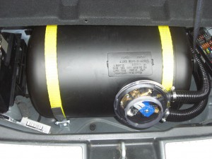 Autogas-Umruestung-LPG-Frontgas-Mercedes-GLK280-Tank-1024x768