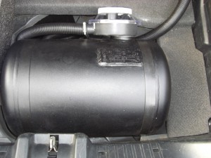 Autogas-Umruestung-LPG-Frontgas-Mercedes-SLK200-R170-Tank-1024x768