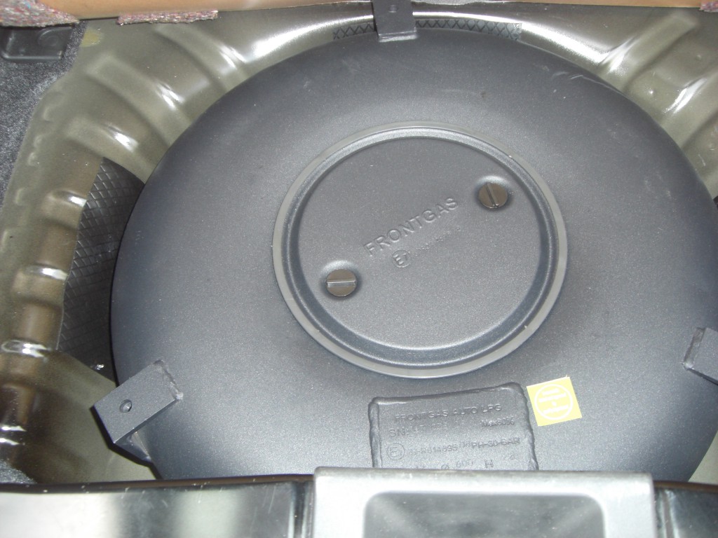 Autogas-Umruestung-LPG-Frontgas-Nissan-Micra-Tank-1024x768