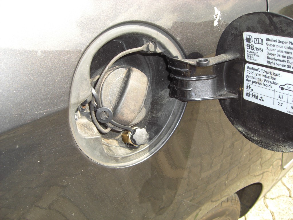 Autogas-Umruestung-LPG-Frontgas-VW-Passat-3C-2.0FSI-Tankstutzen-1024x768