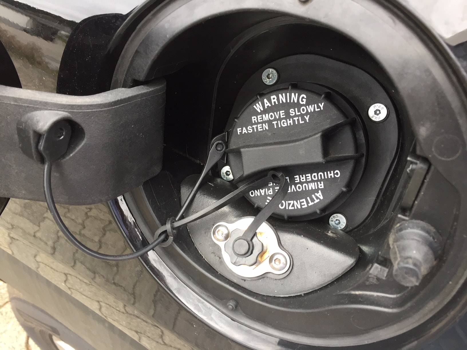 Autogas-R115-Umrüstung-auf-LPG-Autogas_Hyundai-Tucson-1,6GDI-Direkteinspritzer-Prins-DLM-Tankstutzen