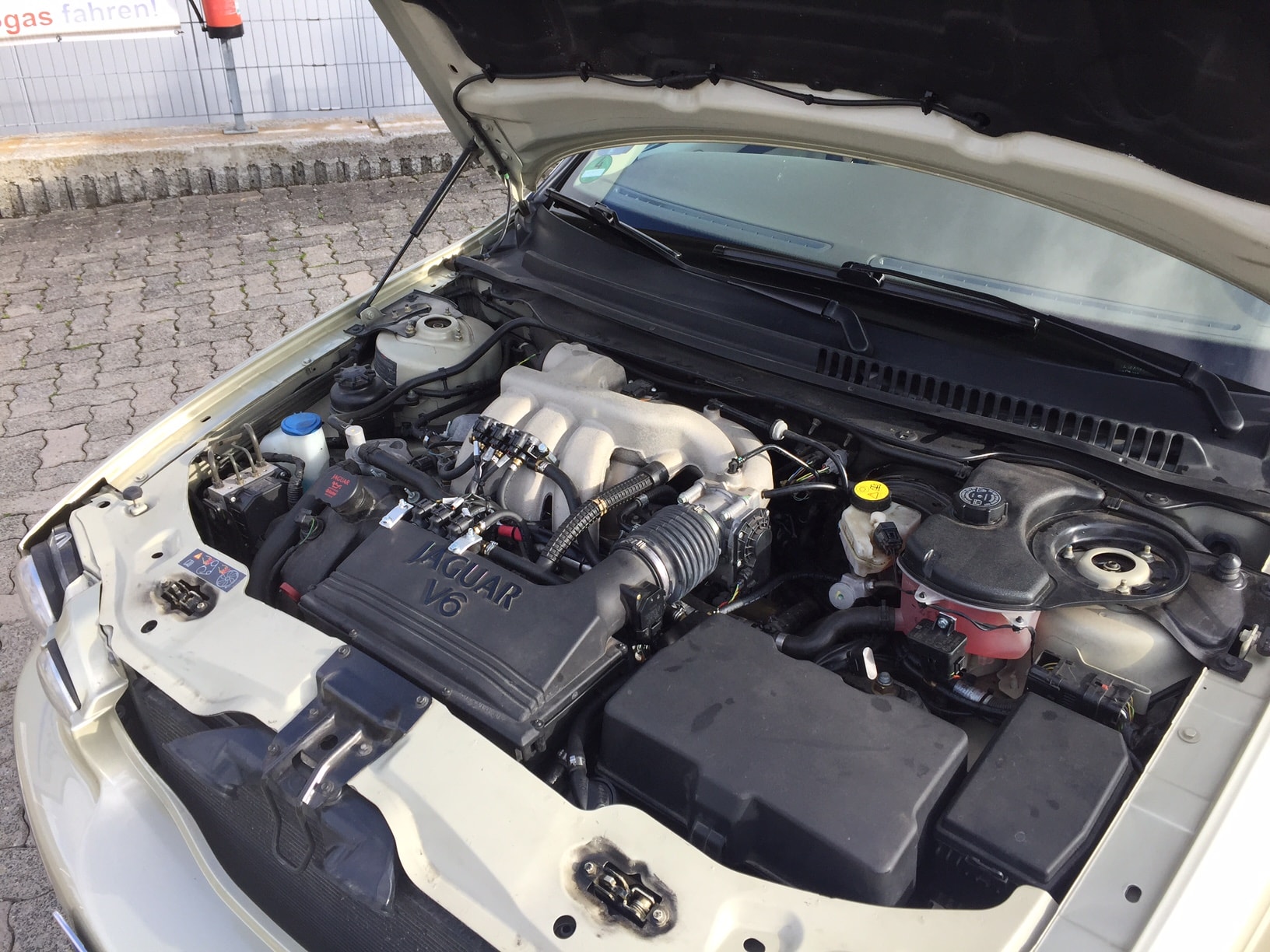 Autogas_R115-Umrüßtung-auf-LPG-Autogas_Jaguar-XType-2,5-Motor-min