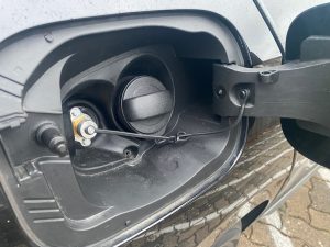 Frontgas-Autogas-Umruestung-LPG-Einbau-Prins-VSIDI-3.0-Direkt-Skoda-Kamiq-1,5TSI-Tankstutzen