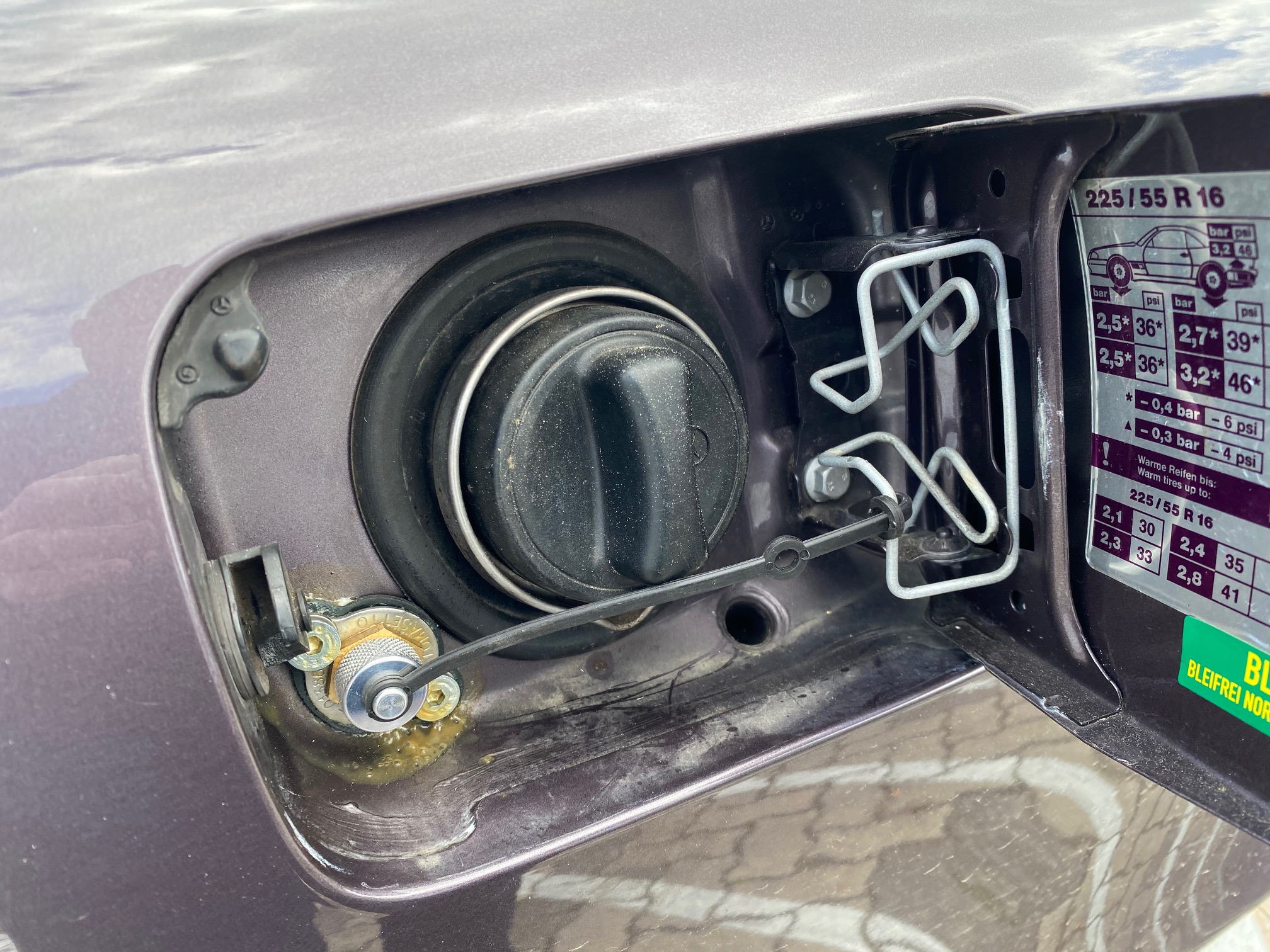 Frontgas-Autogas-Umruestung-LPG-Einbau-Landirenzo-Venturi-H-Kennzeichen-Mercedes-SL500-W129-5,0L-240Kw-Tankstutzen