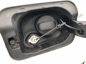 Frontgas-Autogas-Umruestung-LPG-Einbau-Landirenzo-omegas-Direct-5.0-Seat-Leon-Cupra-2,0L-206KW-Tankstutzen