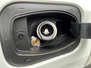 Frontgas-Autogas-Umruestung-LPG-Einbau-Landirenzo-Direct-5.0-Jeep-Compass-1,3-110Kw-Tankstutzen