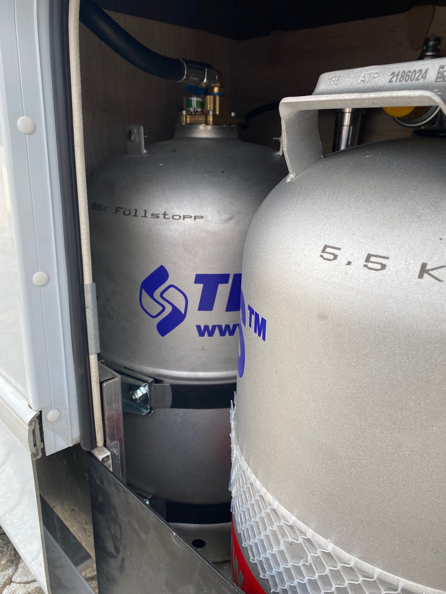 Autogas-LPG-Wohnmobil-Alugas-Travelmate-11kg-Festeinbau-mit-Tüv-Eintragung-Dethleffs-Trend-7057-Flaschen