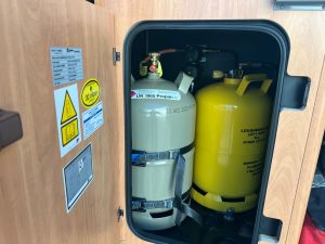 Autogas-LPG-Wohnmobil-Pössl-Roadcruiser-KW30-Gaslow-Tankflasche-E67R-CE2880-Festeinbau-Brenngas-mit-Tüv-Abnahme-Fiat-Ducato-Gaskasten