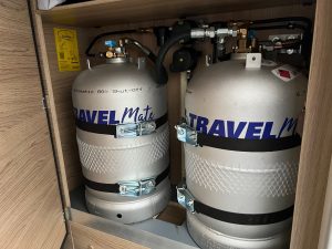 Frontgas-Autogas-LPG-Brenngas-Wohnmobil-LMC-V643-3G-Alugas-Travelmate-11kg-Tankflasche-Festeinbau-Brenngas-G607-Fiat-Ducato-Seitenansicht